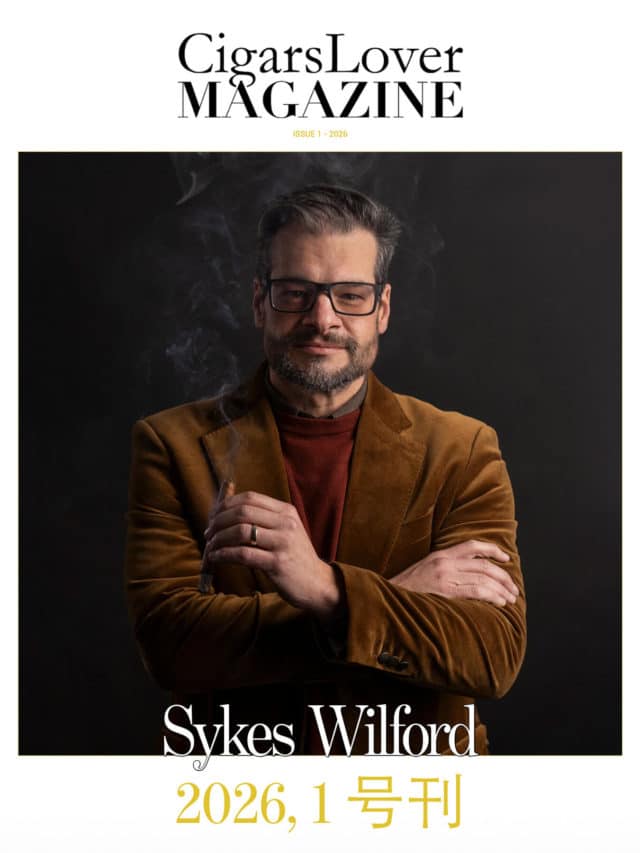 《CigarsLover Magazine》2026年第1期封面，Sykes Wilford手持雪茄，烟雾缭绕，深色背景
